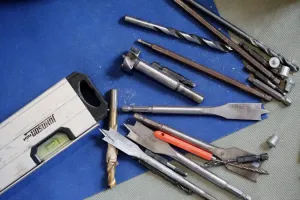 Jak sprawnie przeciągnąć kabel przez peszel: sprawdzone metody i wskazówki
