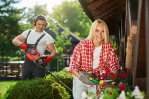 Dłoń poleruje rysę na panelach podłogowych miękką ściereczką obok miseczki z domową mieszanką czyszczącą.
