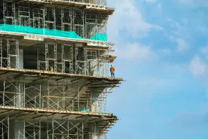 Pomysł na firanki do salonu: jak wybrać idealne rozwiązanie?