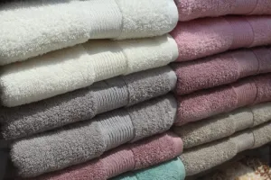 Przytulne wnętrze galerii sztuki z podświetlonym obrazem w stylu Rembrandta, oglądanym z oddali przez spokojnych zwiedzających
