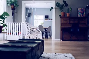 Jak ocieplić szary salon? Sprawdzone pomysły na przytulne wnętrze
