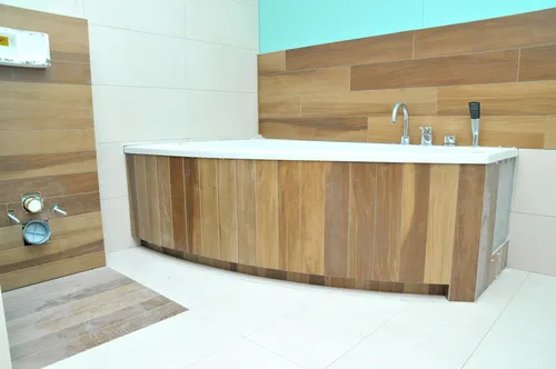 Jak usunąć klej z płytek ceramicznych w łazience?