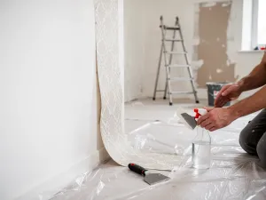 Nowoczesny kocioł gazowy zamontowany na ścianie w domowej kotłowni.