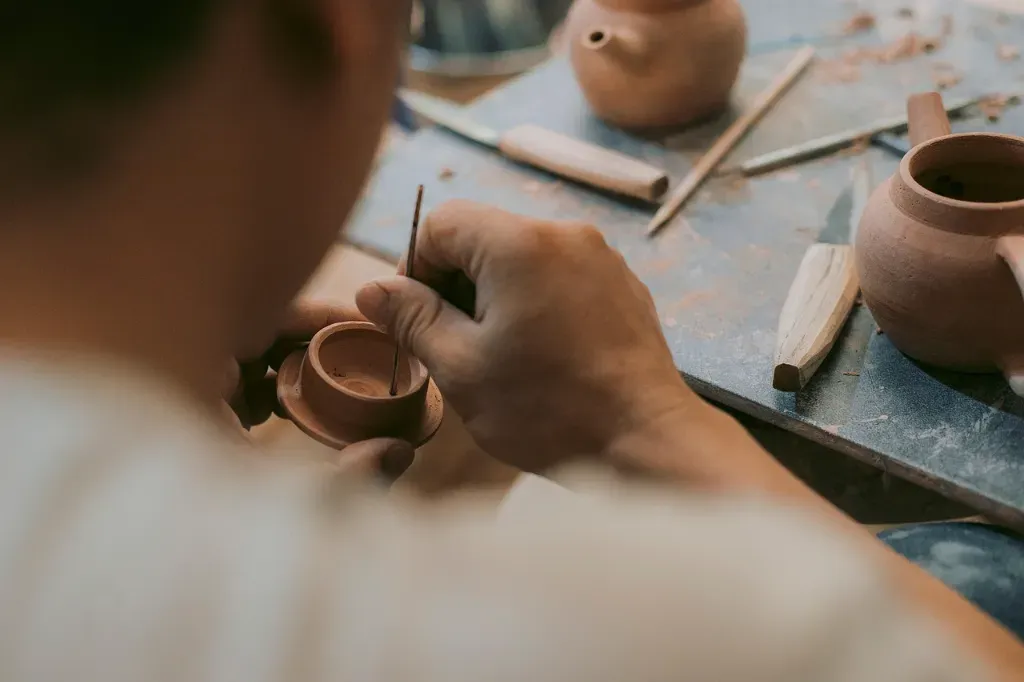 jak skutecznie kleić ceramikę